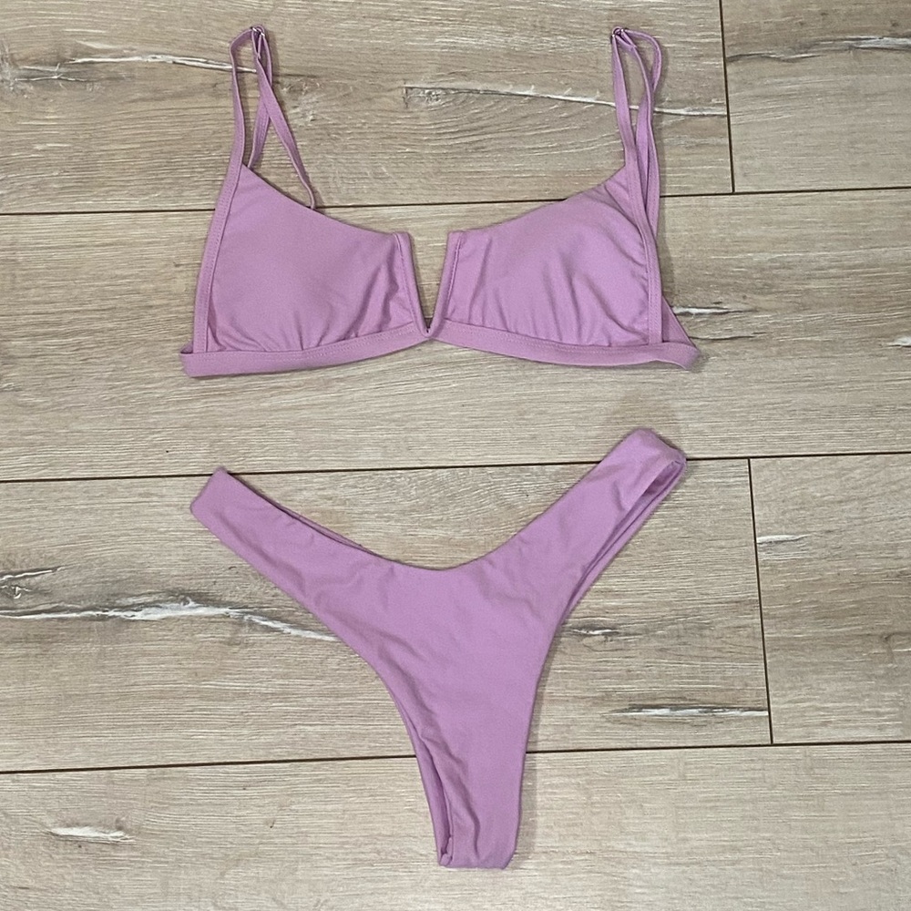 Lilac v-cut bikini with cheeky bottoms - Picture 1 of 2